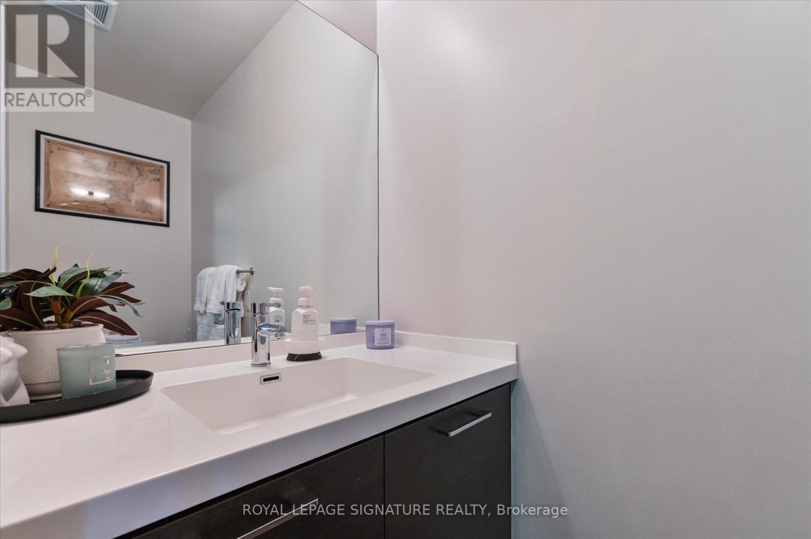 420 - 399 Adelaide Street W Property Photo 16