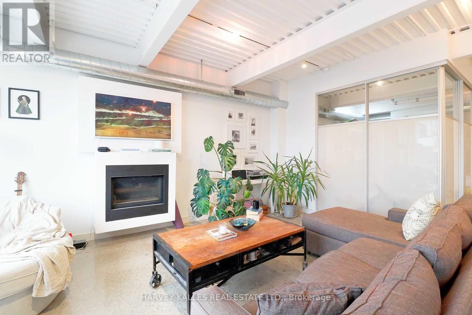 Ph3a - 214 Bathurst Street Property Photo 5