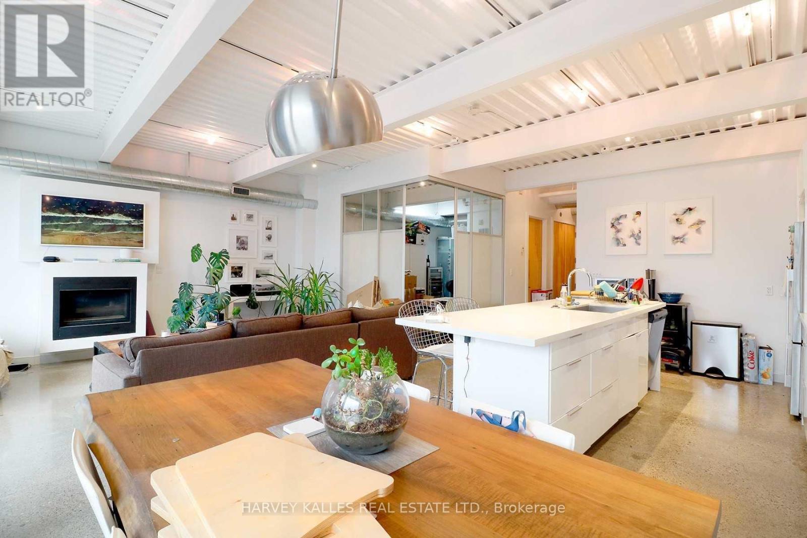 Ph3a - 214 Bathurst Street Property Photo 6