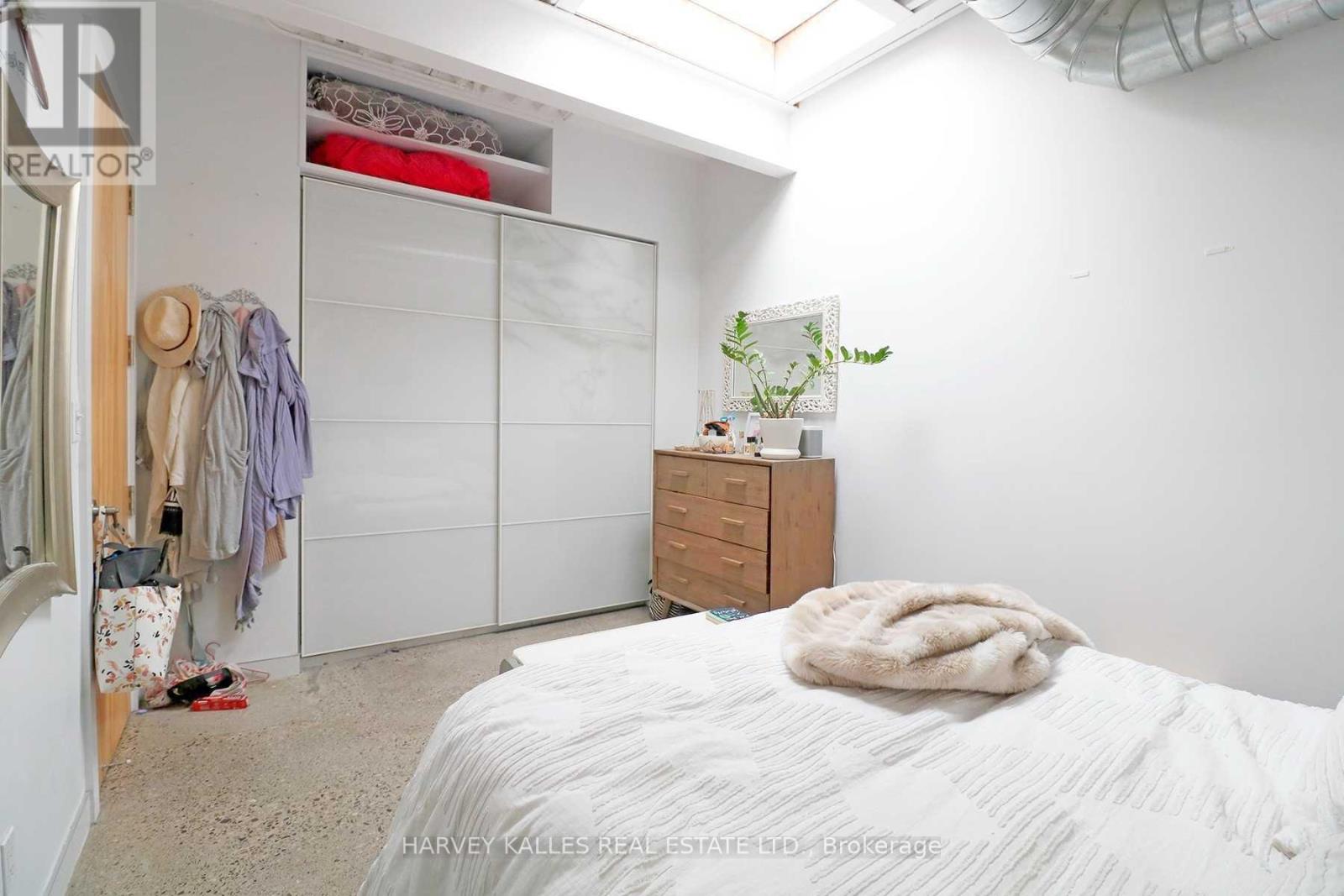Ph3a - 214 Bathurst Street Property Photo 16