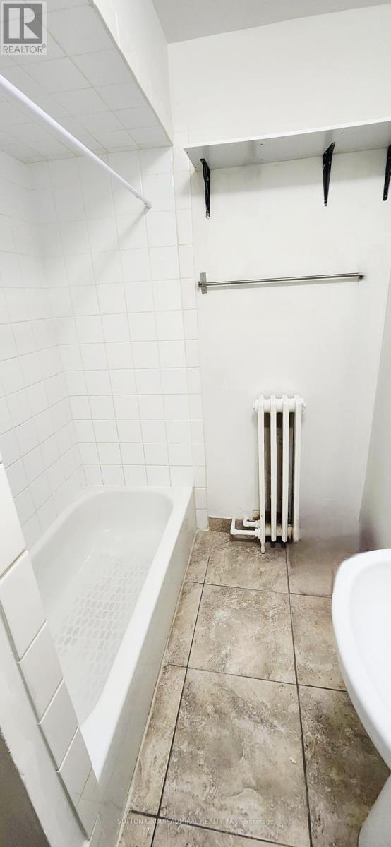 Upper 1 - 1040a St Clair Avenue Property Photo 9