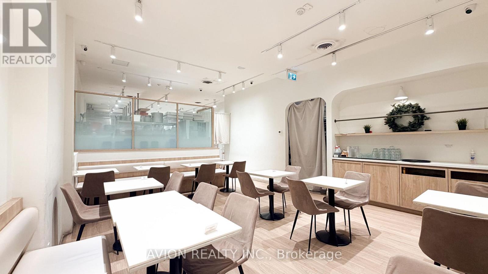 114 Dundas Street W Property Photo 3