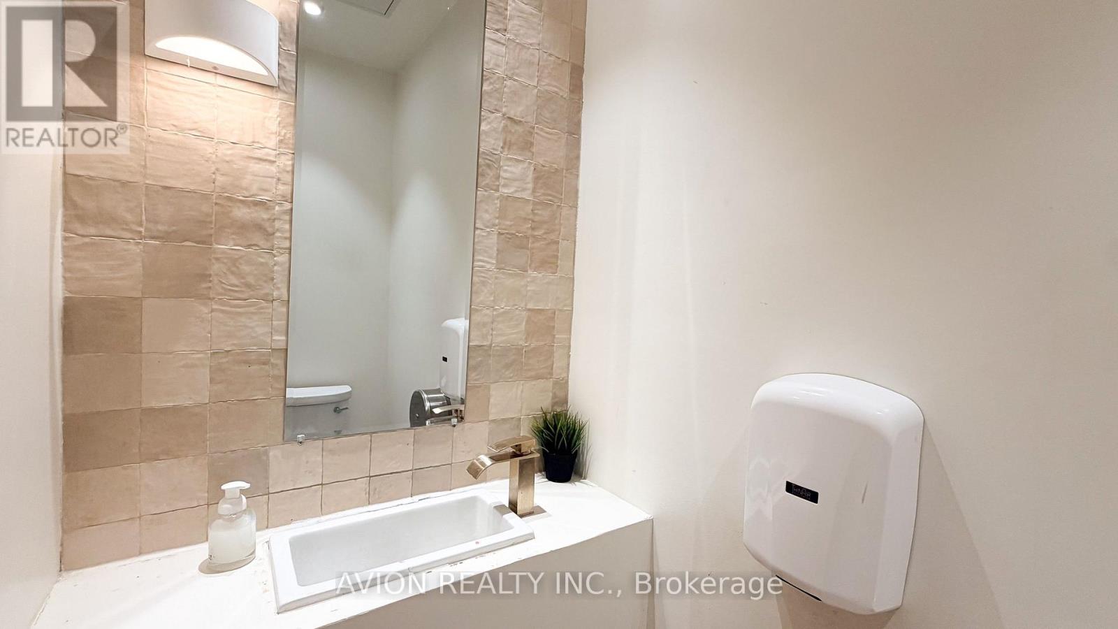 114 Dundas Street W Property Photo 5