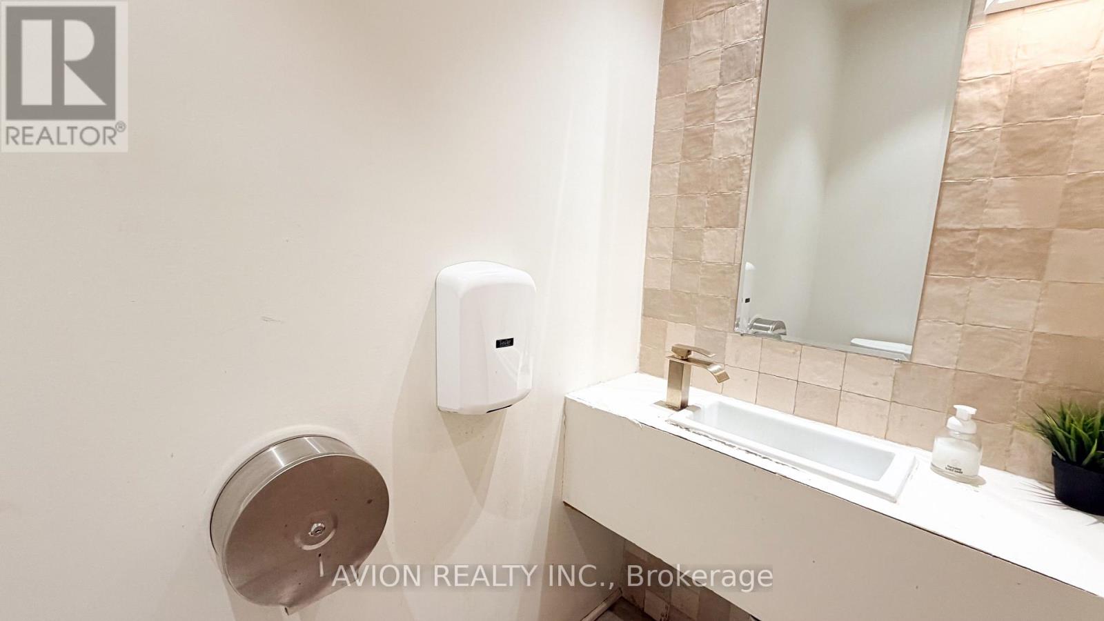 114 Dundas Street W Property Photo 6