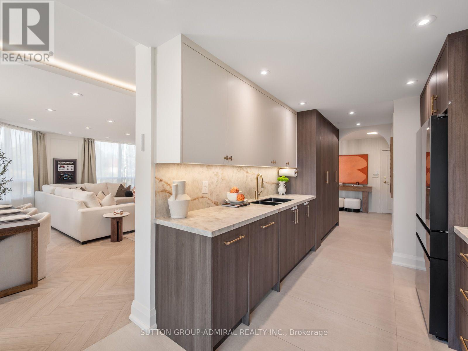 208 - 10 Torresdale Avenue Property Photo 8