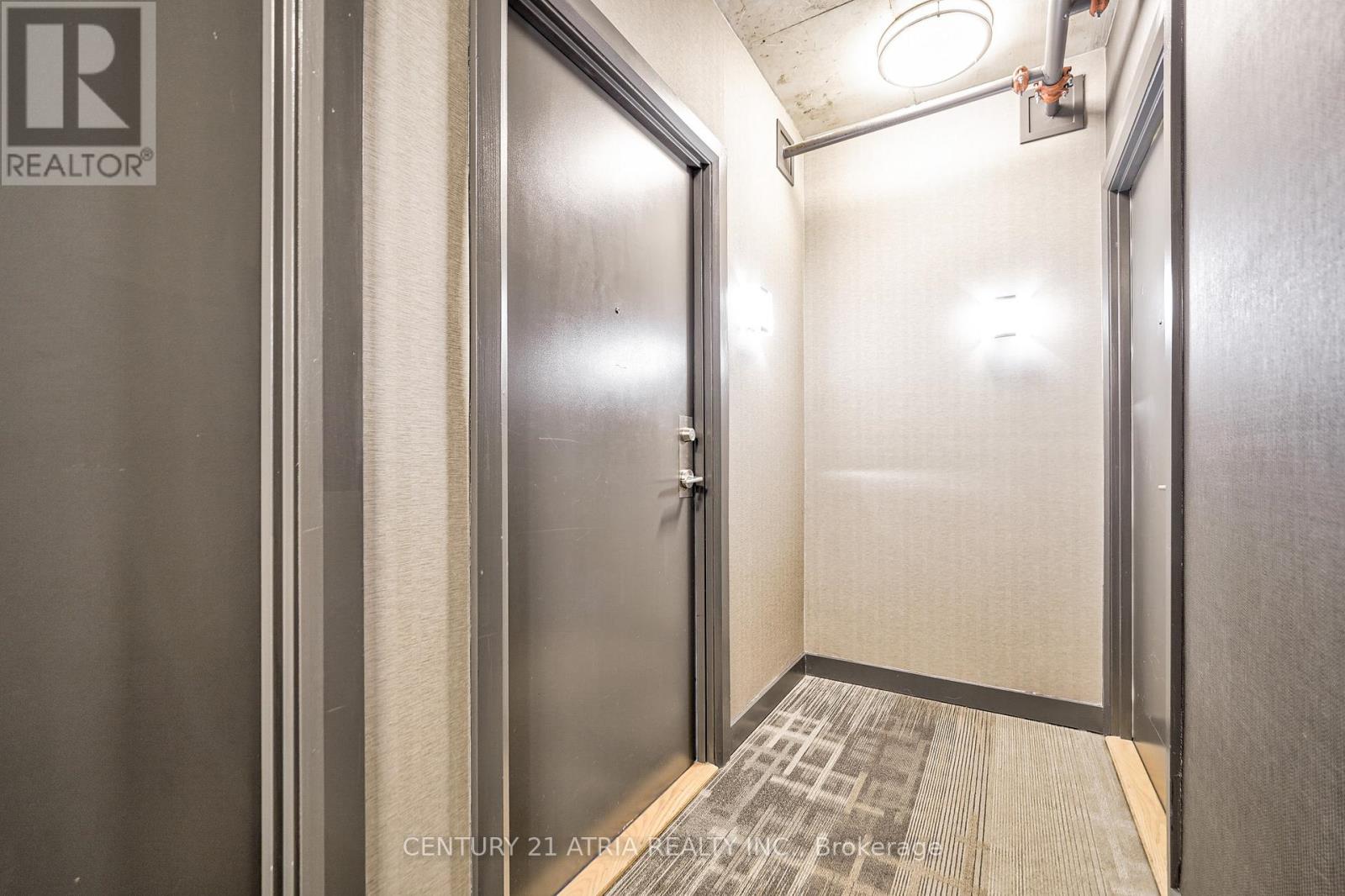1003 - 210 Simcoe Street Property Photo 6