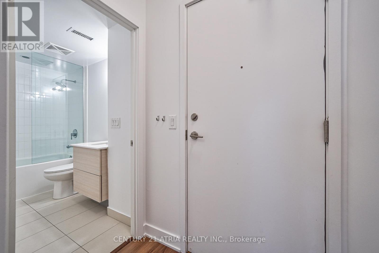 1003 - 210 Simcoe Street Property Photo 8