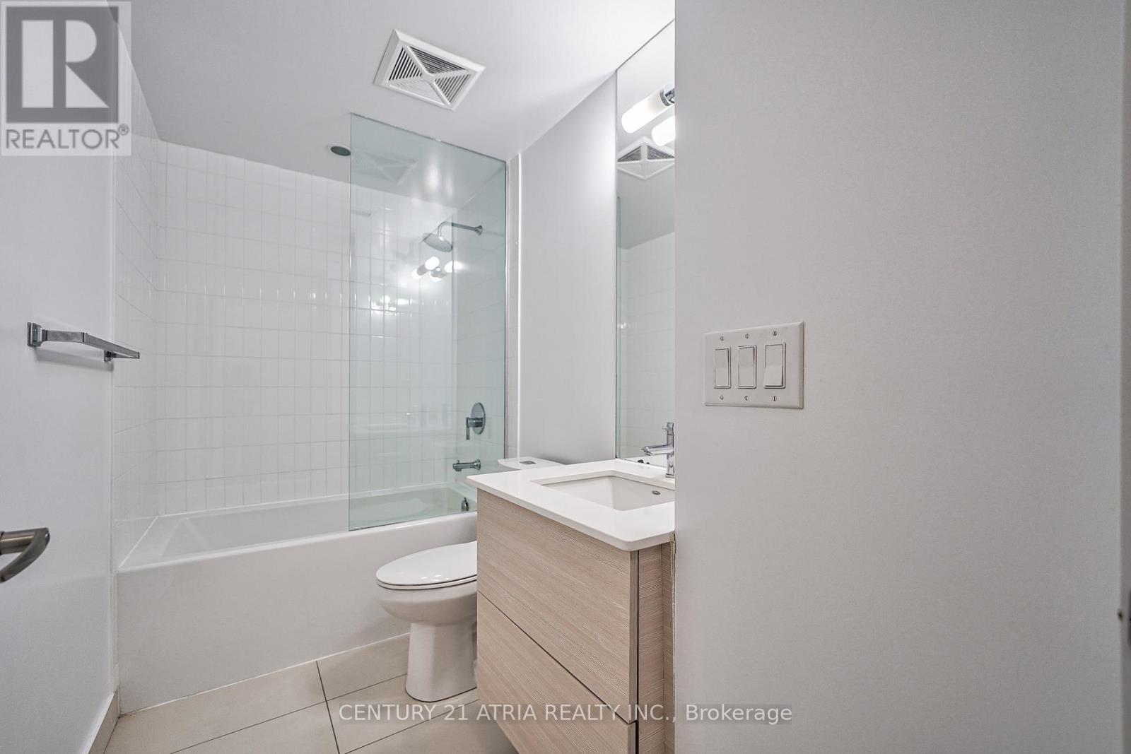 1003 - 210 Simcoe Street Property Photo 11