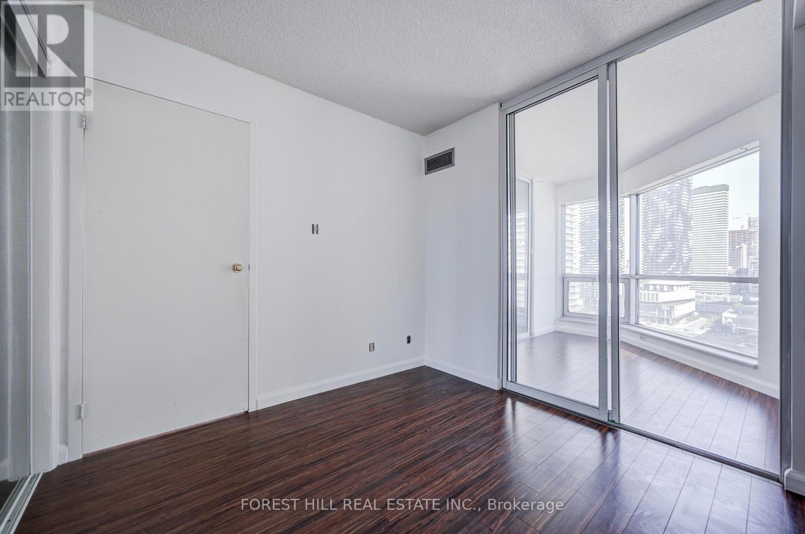1810 - 10 Yonge Street Property Photo 8