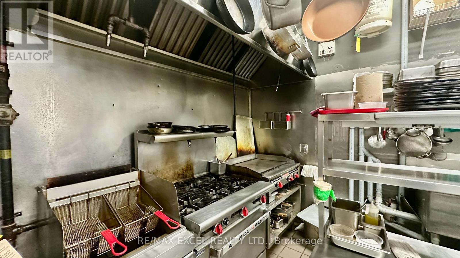 676 Queen Street W Property Photo 7