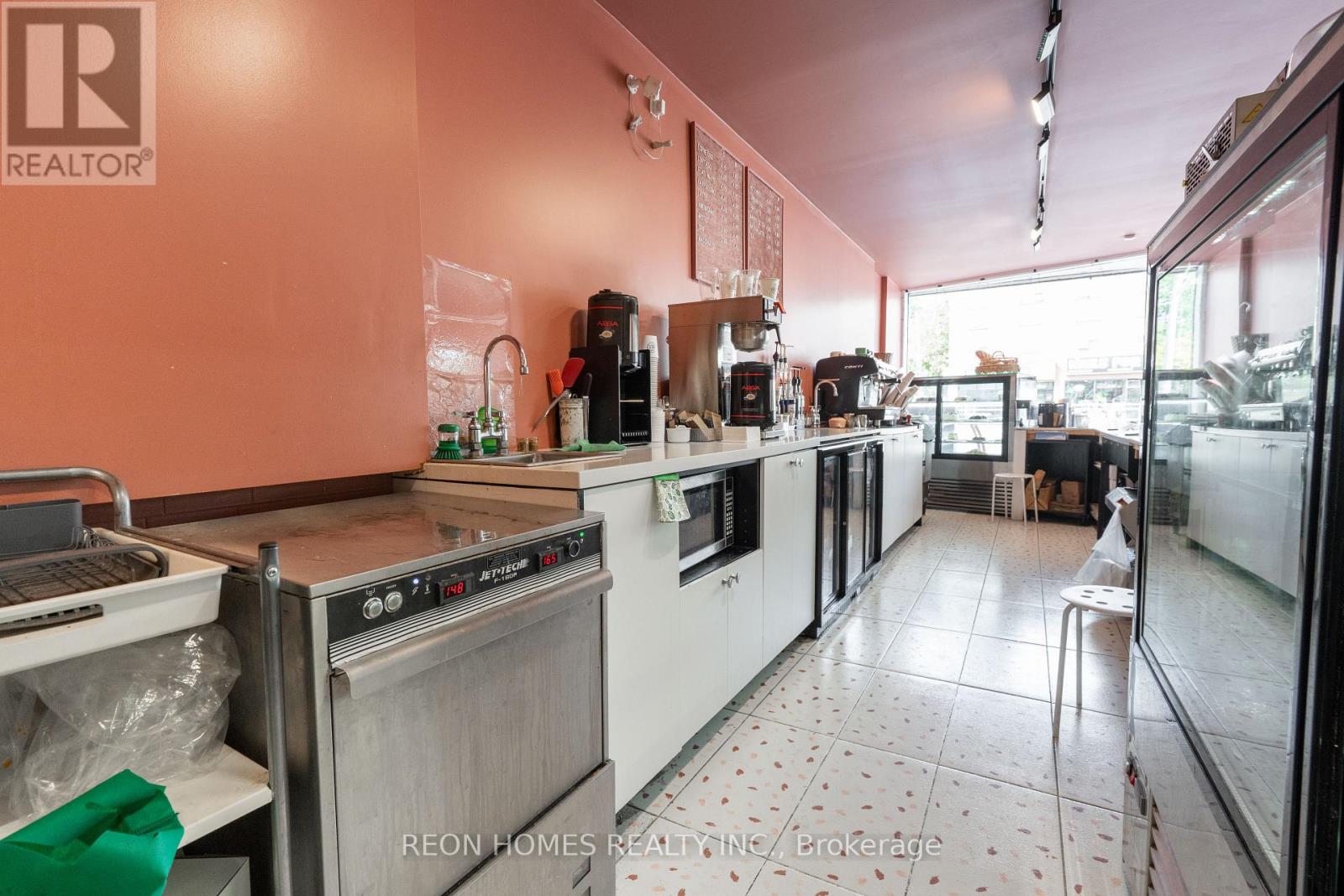 689 St Clair Avenue W Property Photo 4