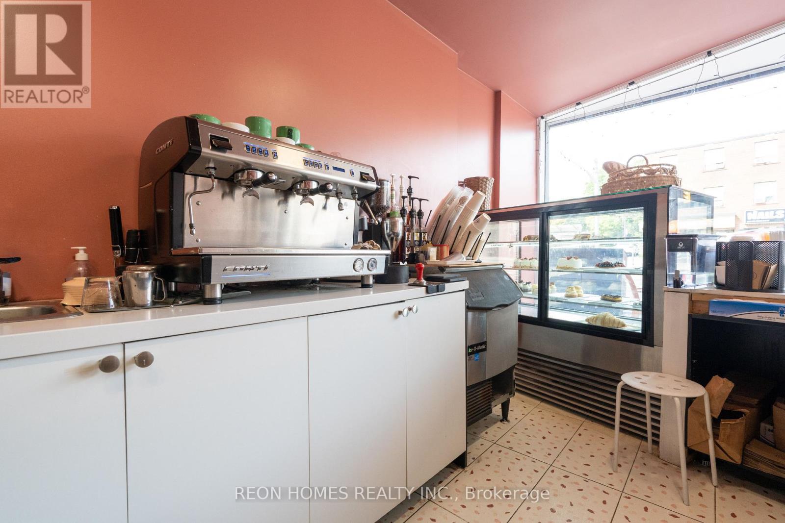 689 St Clair Avenue W Property Photo 7