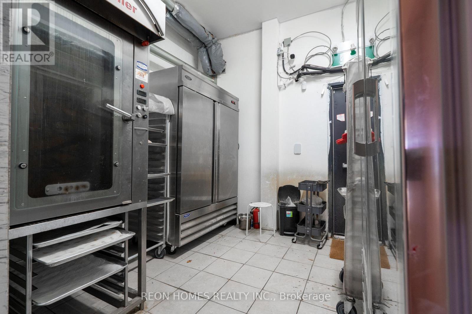 689 St Clair Avenue W Property Photo 14