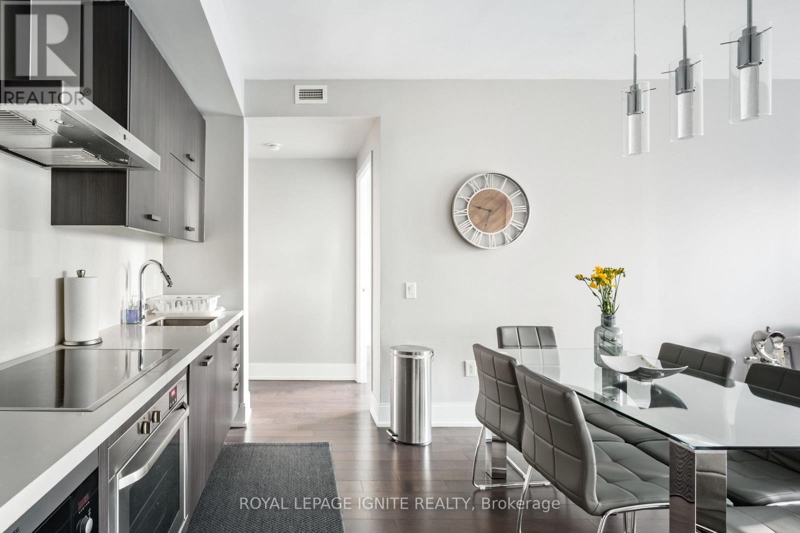 828 - 560 Front Street W Property Photo 2