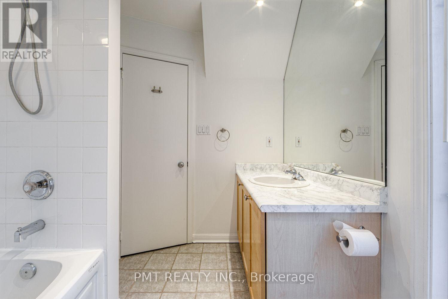 23 - 11 Niagara Street Property Photo 21