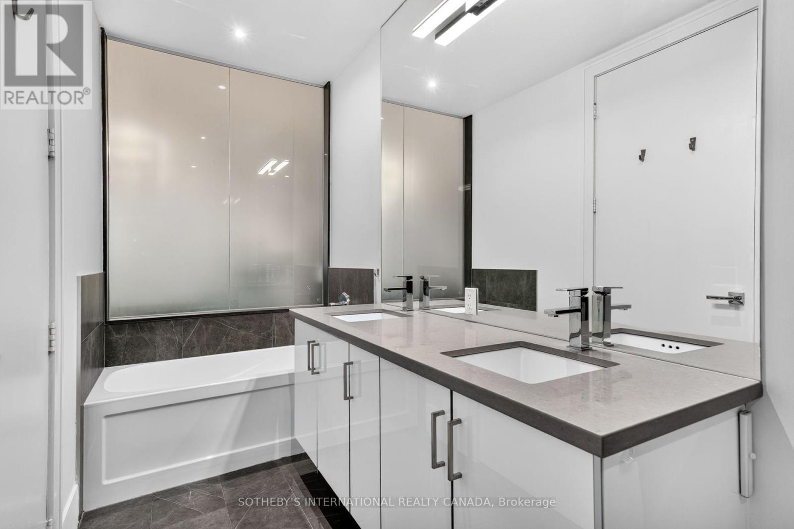 Th 114 - 29 Queens Quay E Property Photo 27