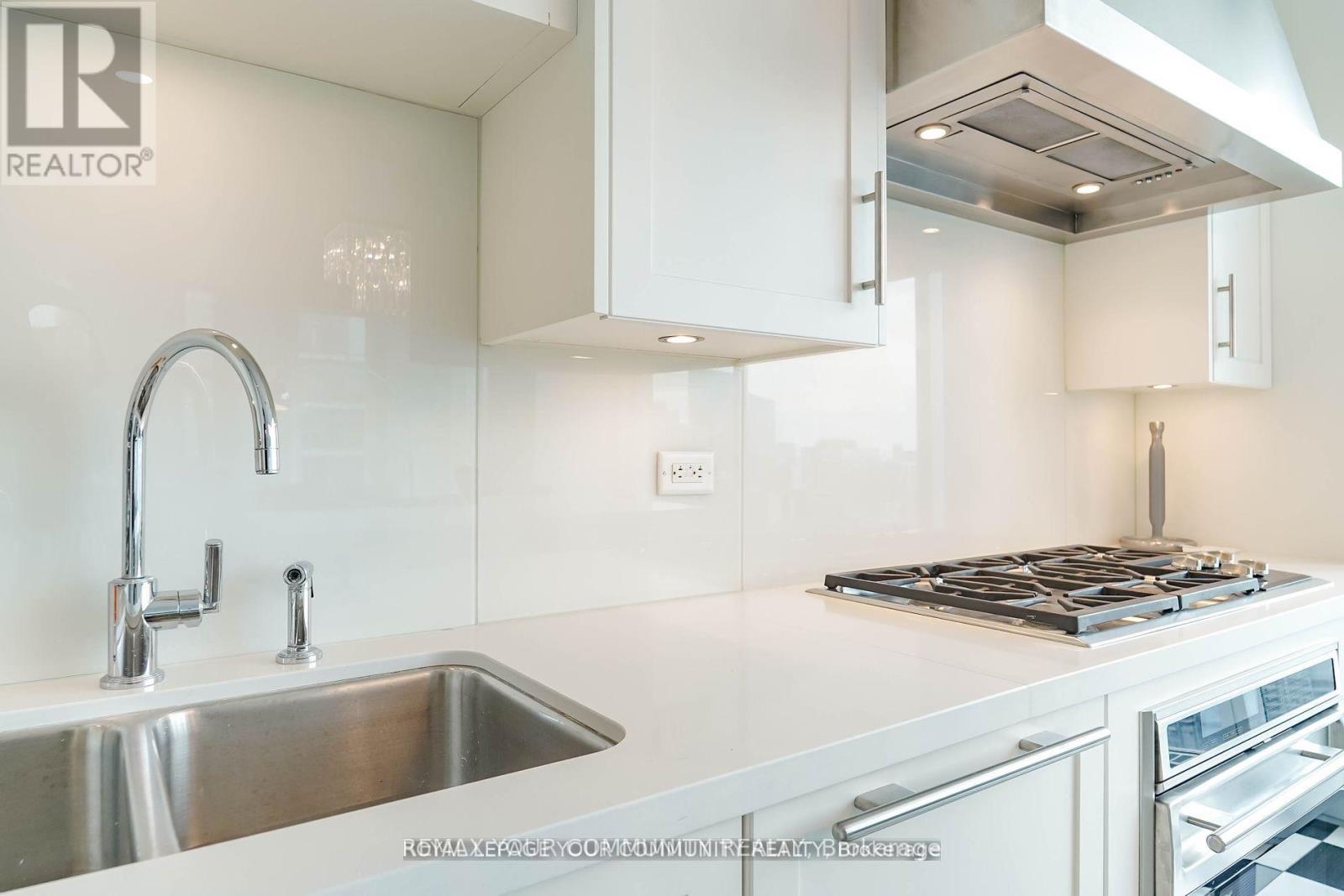 3903 - 183 Wellington Street W Property Photo 11