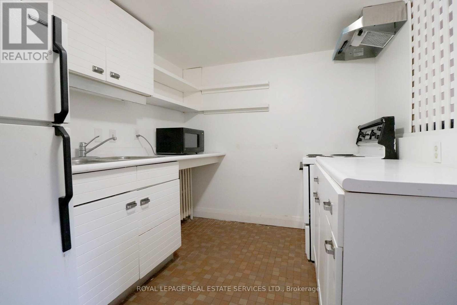 2 - 390 Huron Street Property Photo 6