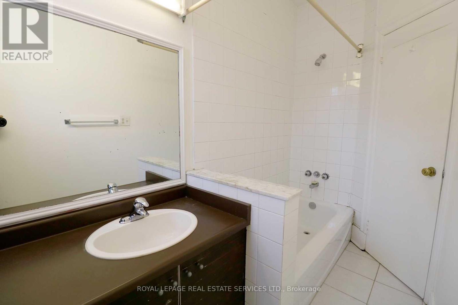 2 - 390 Huron Street Property Photo 9
