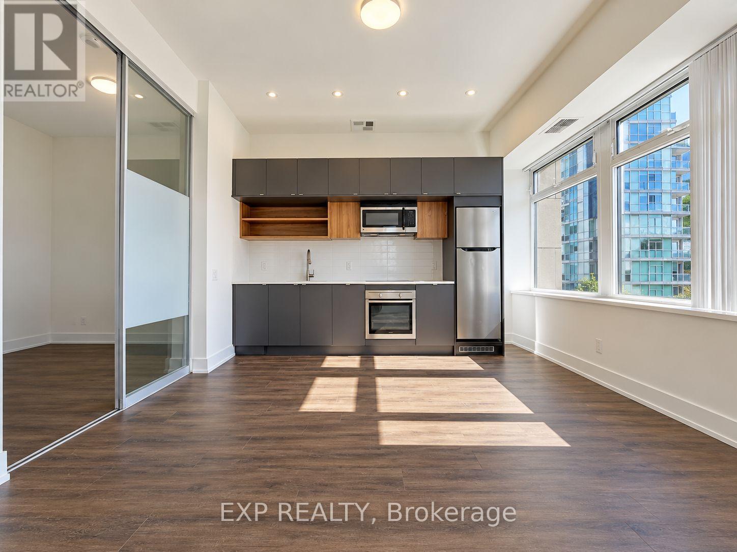315 - 111 St Clair Avenue W Property Photo 4