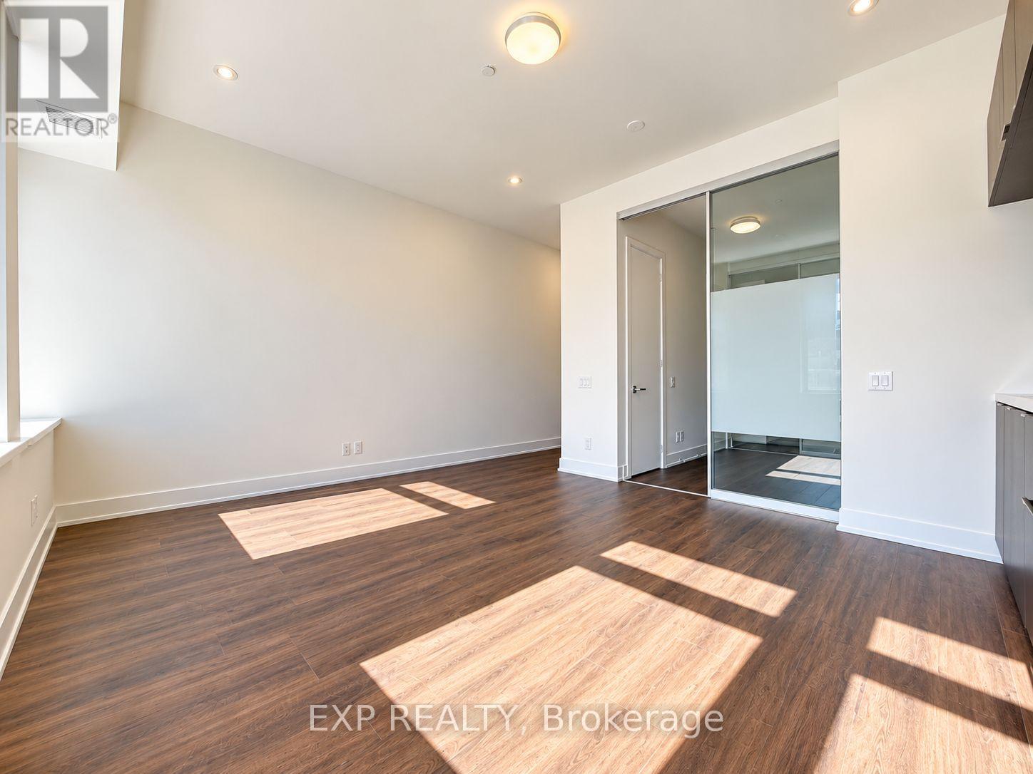 315 - 111 St Clair Avenue W Property Photo 6