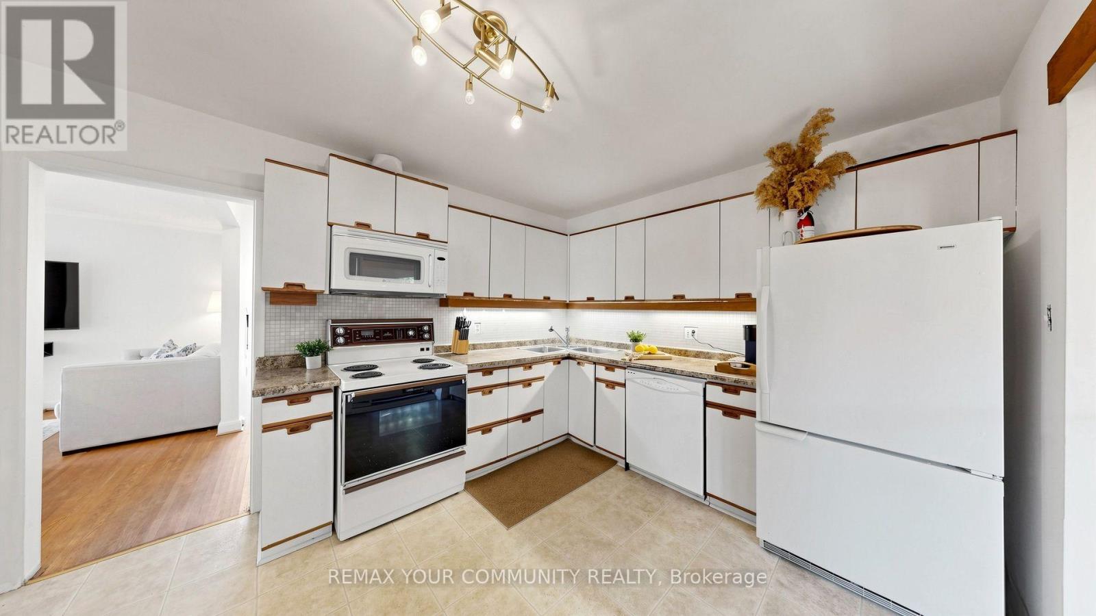 487 Hounslow Avenue Property Photo 14