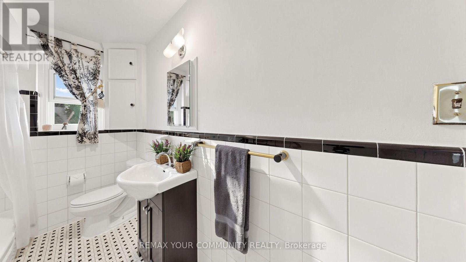 487 Hounslow Avenue Property Photo 27