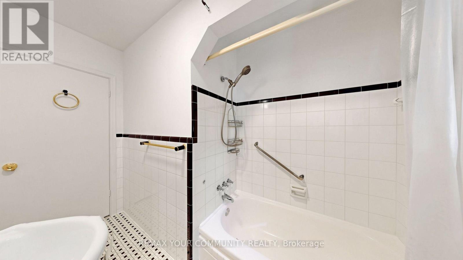 487 Hounslow Avenue Property Photo 28