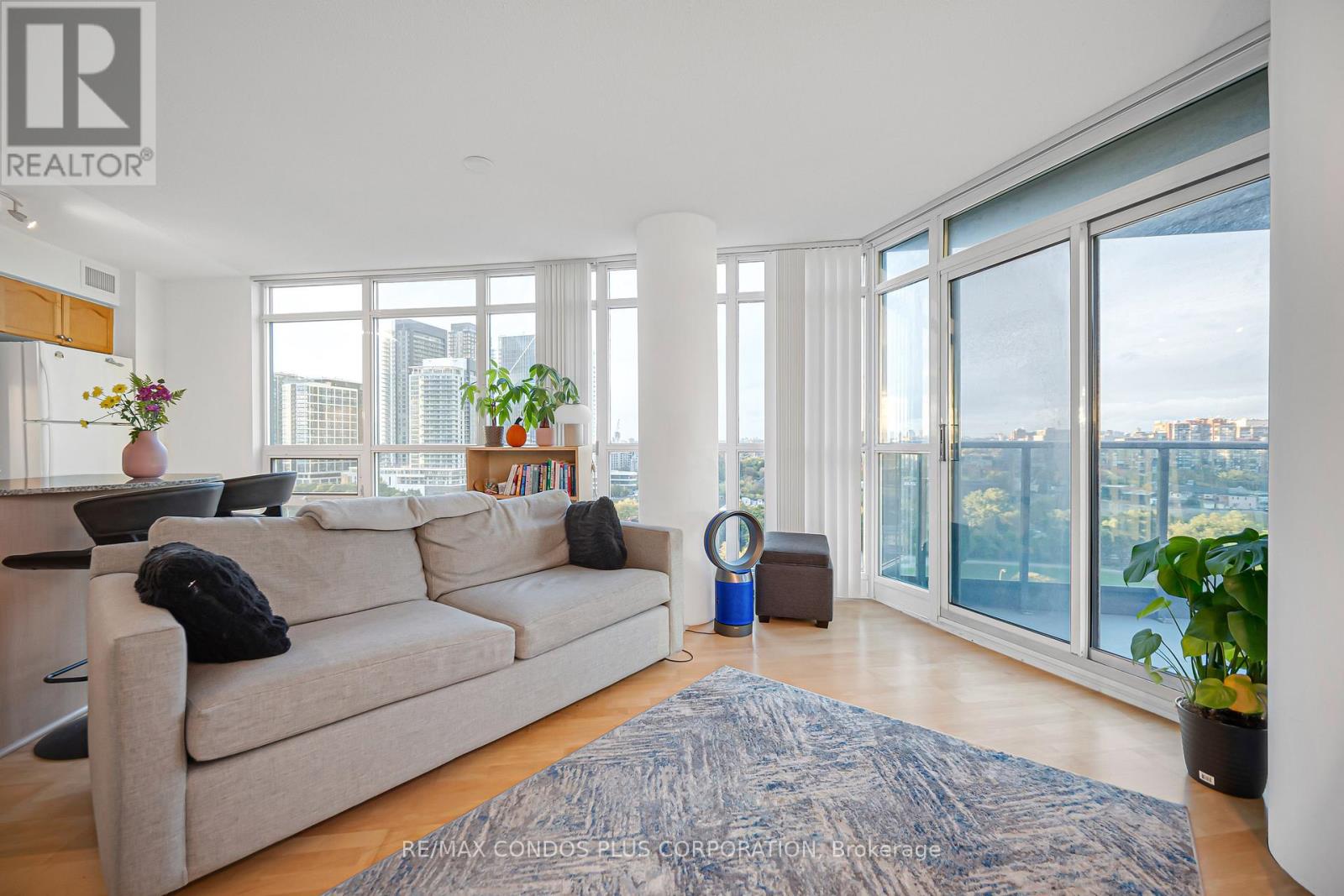 1609 - 231 Fort York Boulevard Property Photo 4