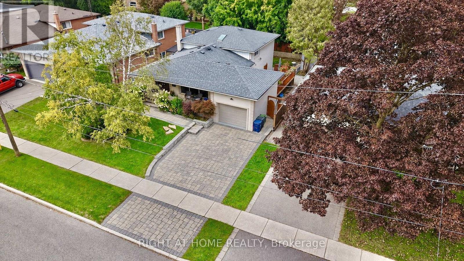 24 Stonedene Boulevard Property Photo 2
