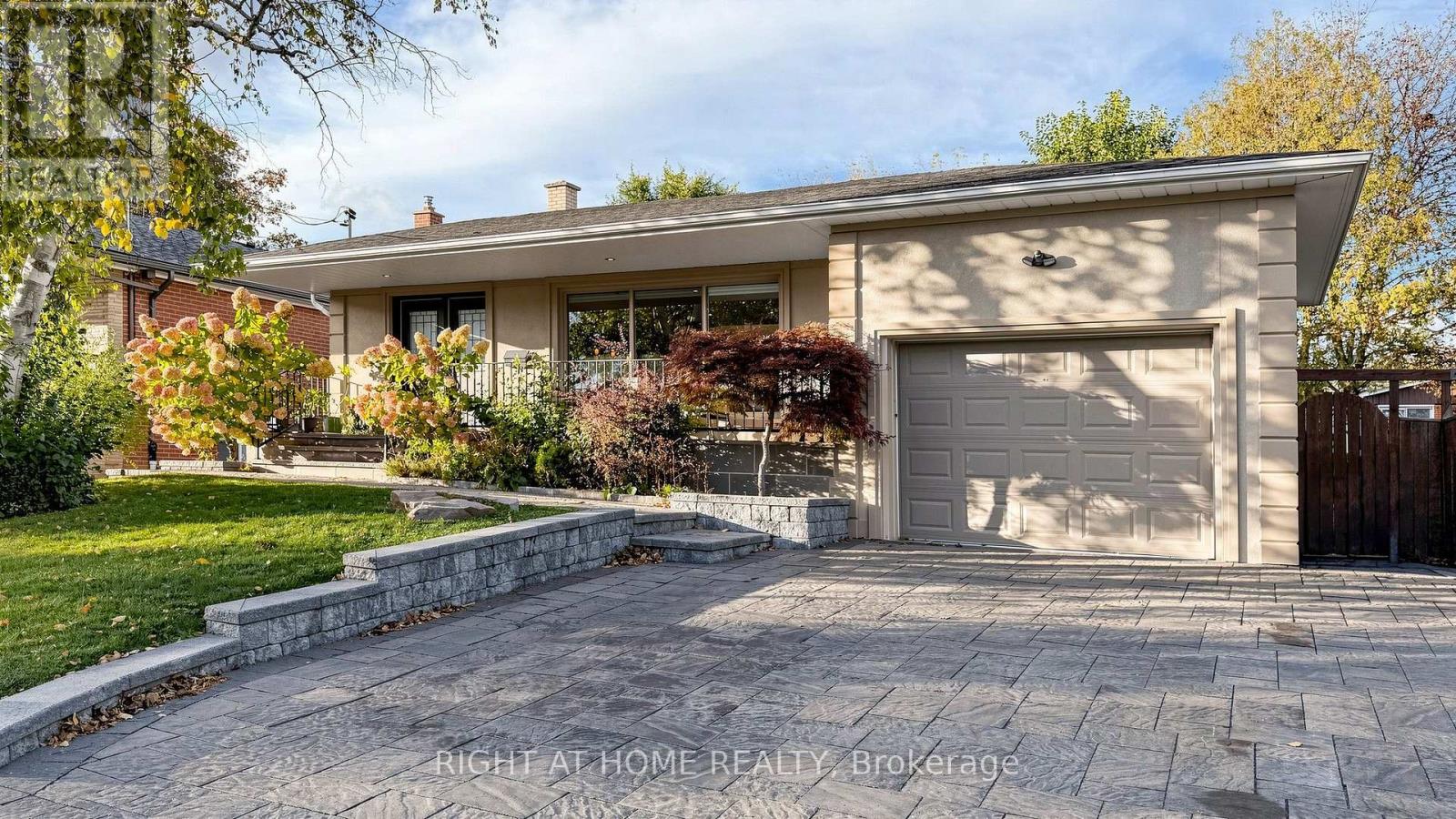 24 Stonedene Boulevard Property Photo 3