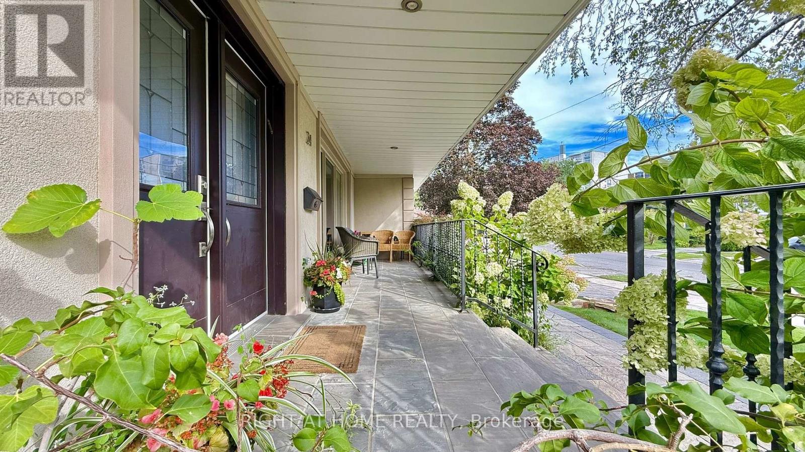 24 Stonedene Boulevard Property Photo 7