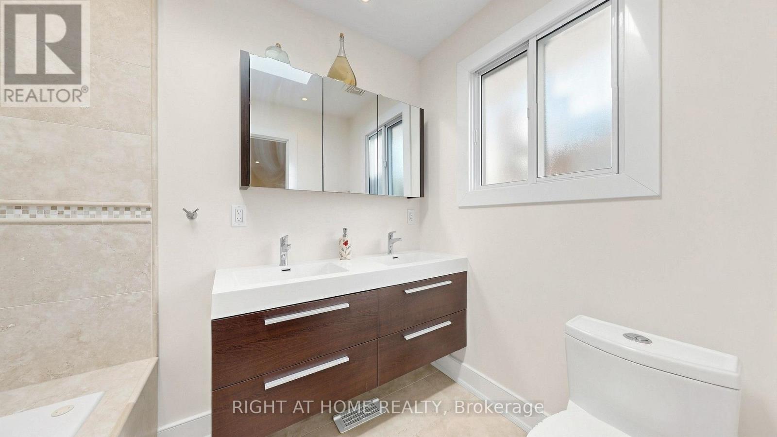 24 Stonedene Boulevard Property Photo 22