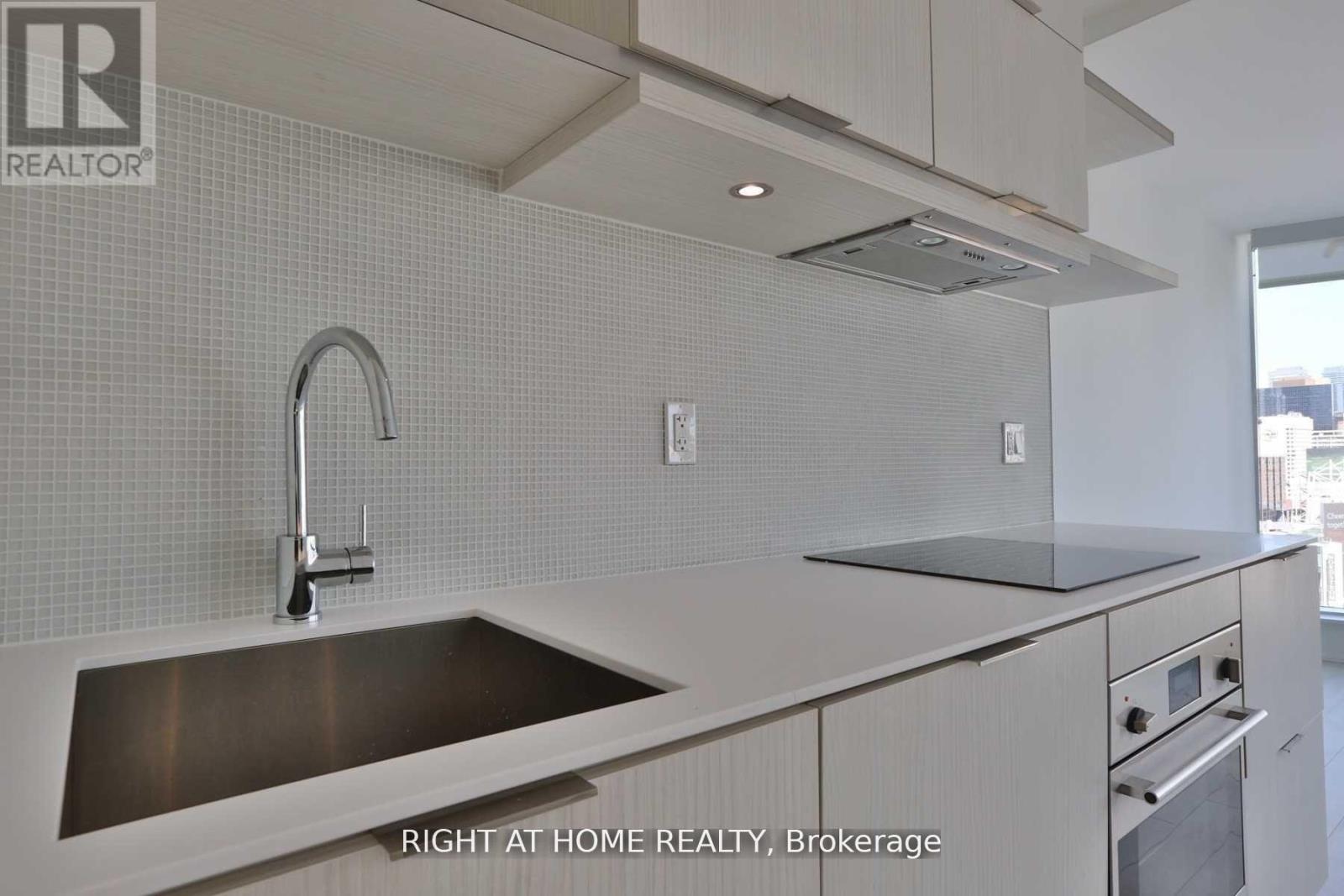 5614 - 197 Yonge Street Property Photo 7