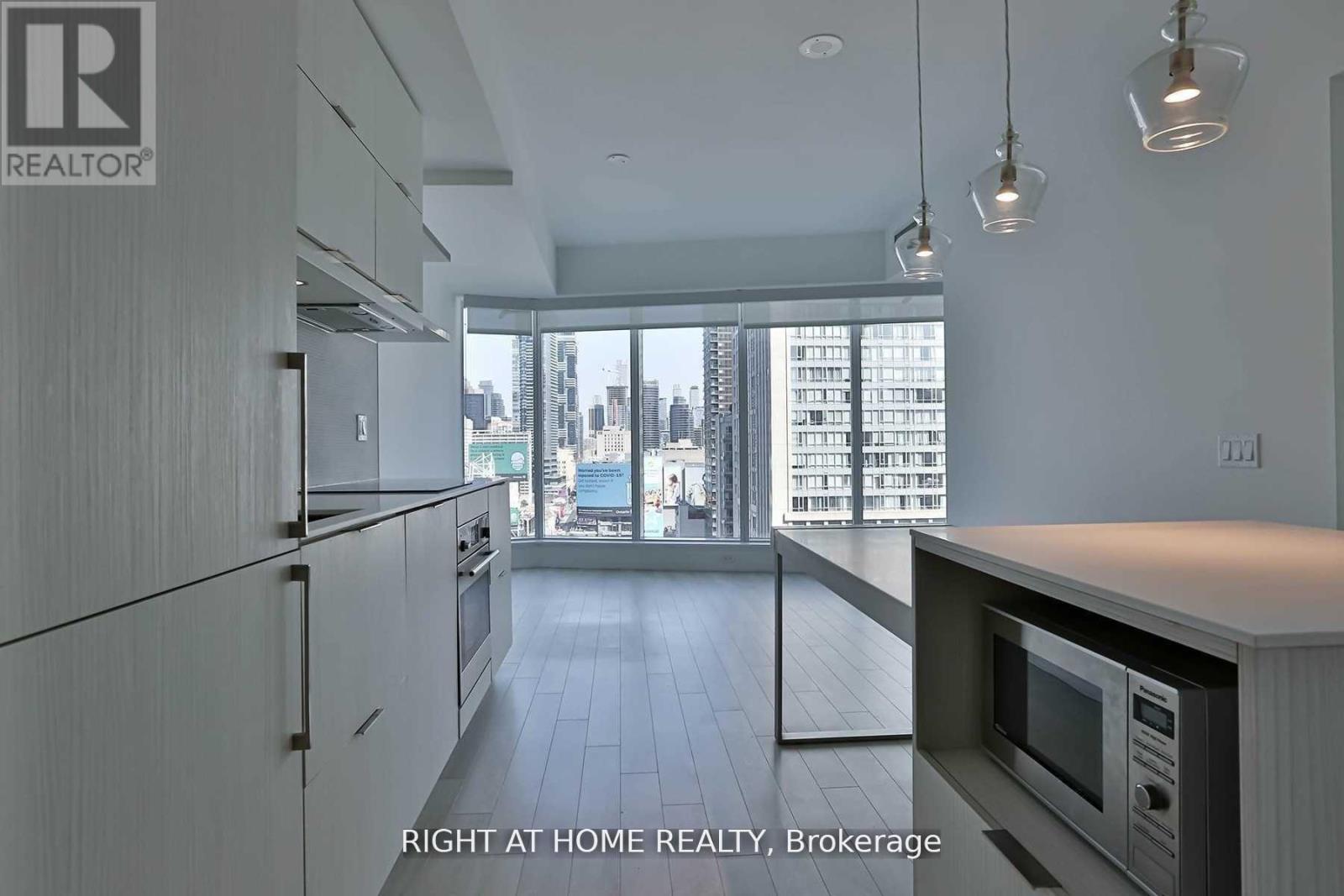 5614 - 197 Yonge Street Property Photo 9