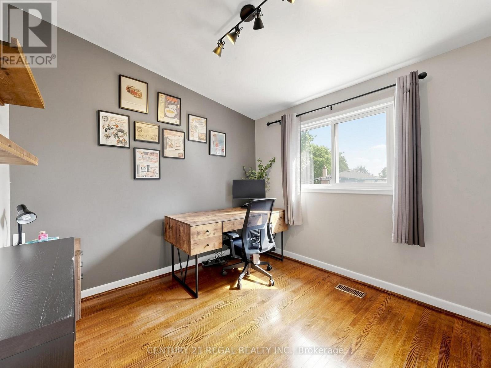 77 Billington Crescent Property Photo 24