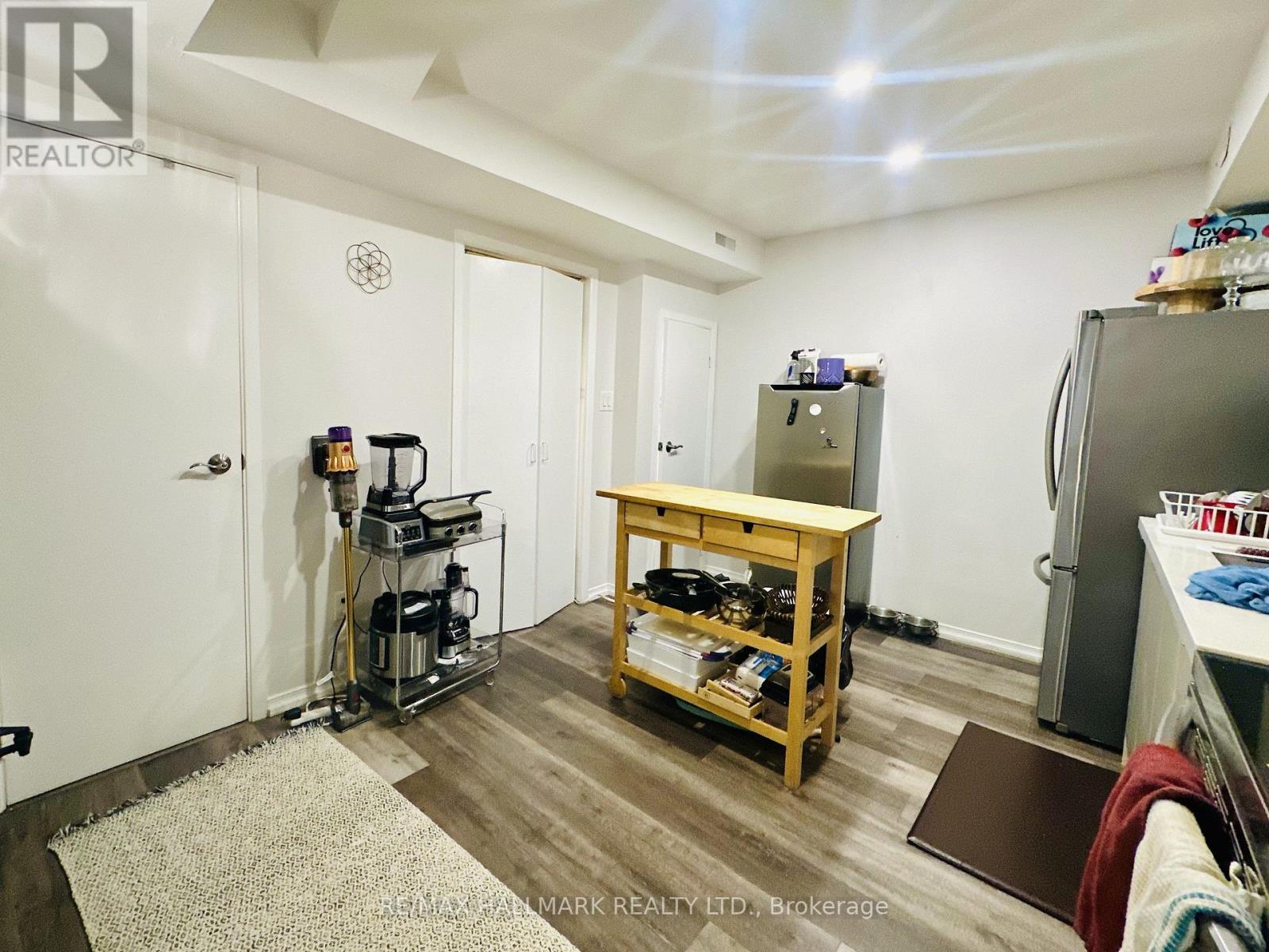 Lower - 193 Heath Street W Property Photo 11