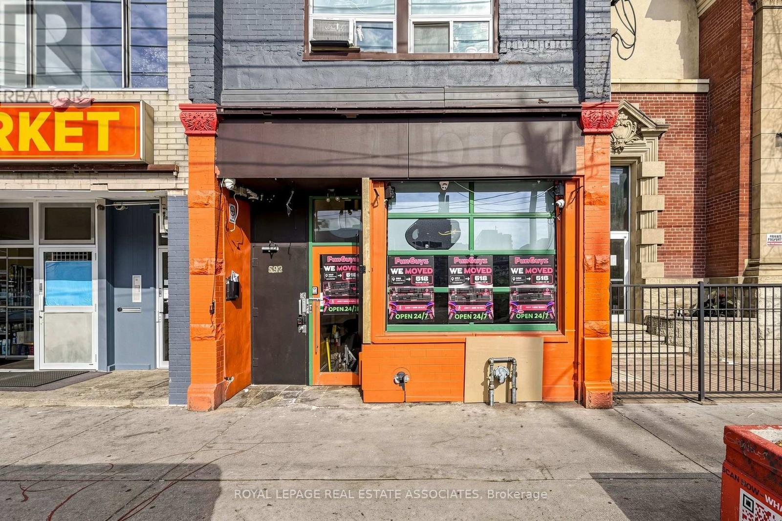 STOREFRONT - 592 QUEEN STREET W Property Photo 1