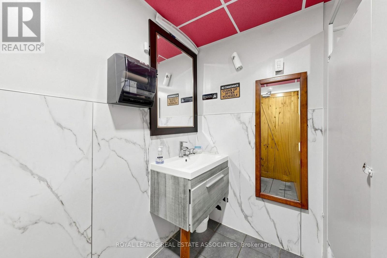 Rear - 592 Queen Street W Property Photo 24