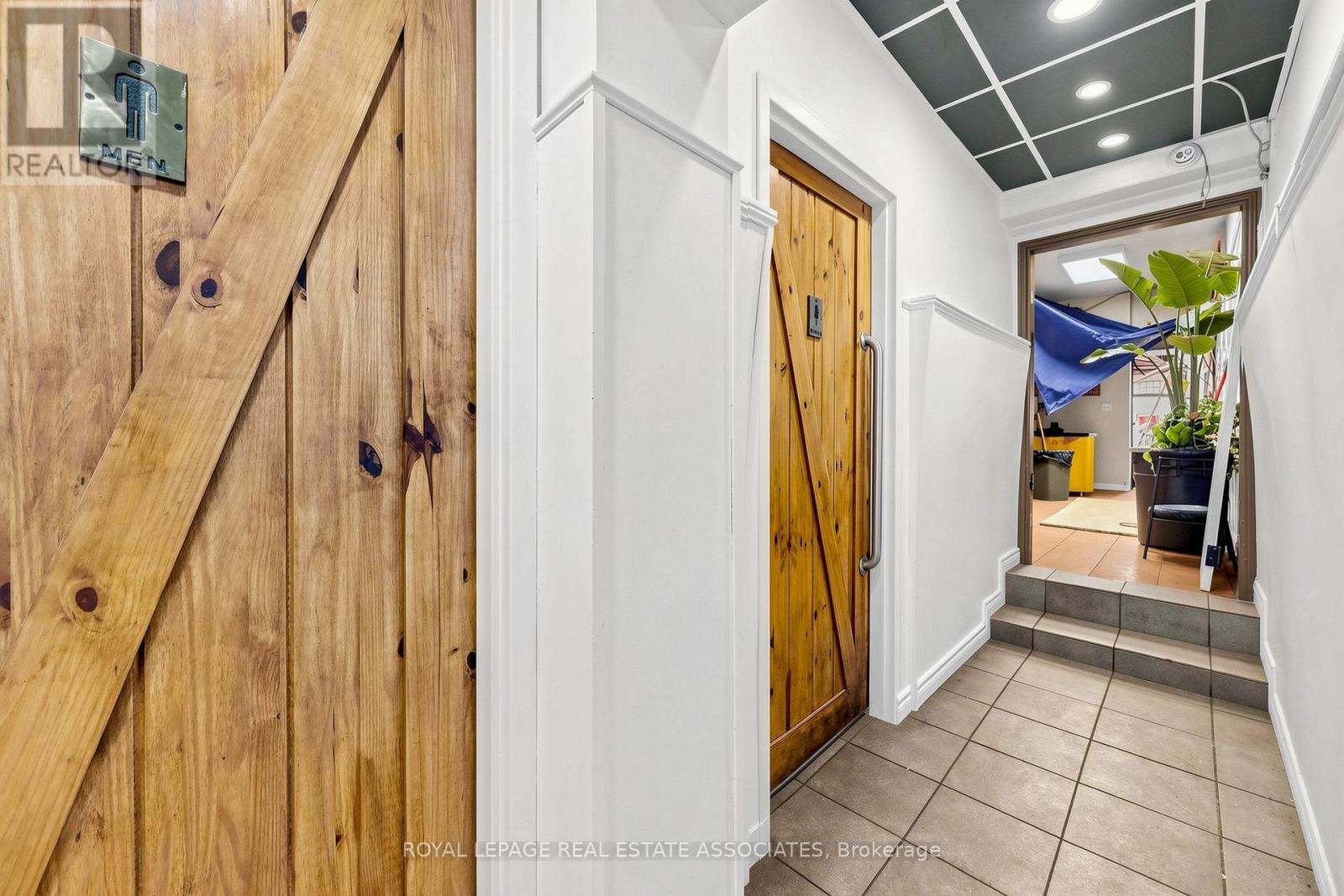Rear - 592 Queen Street W Property Photo 25