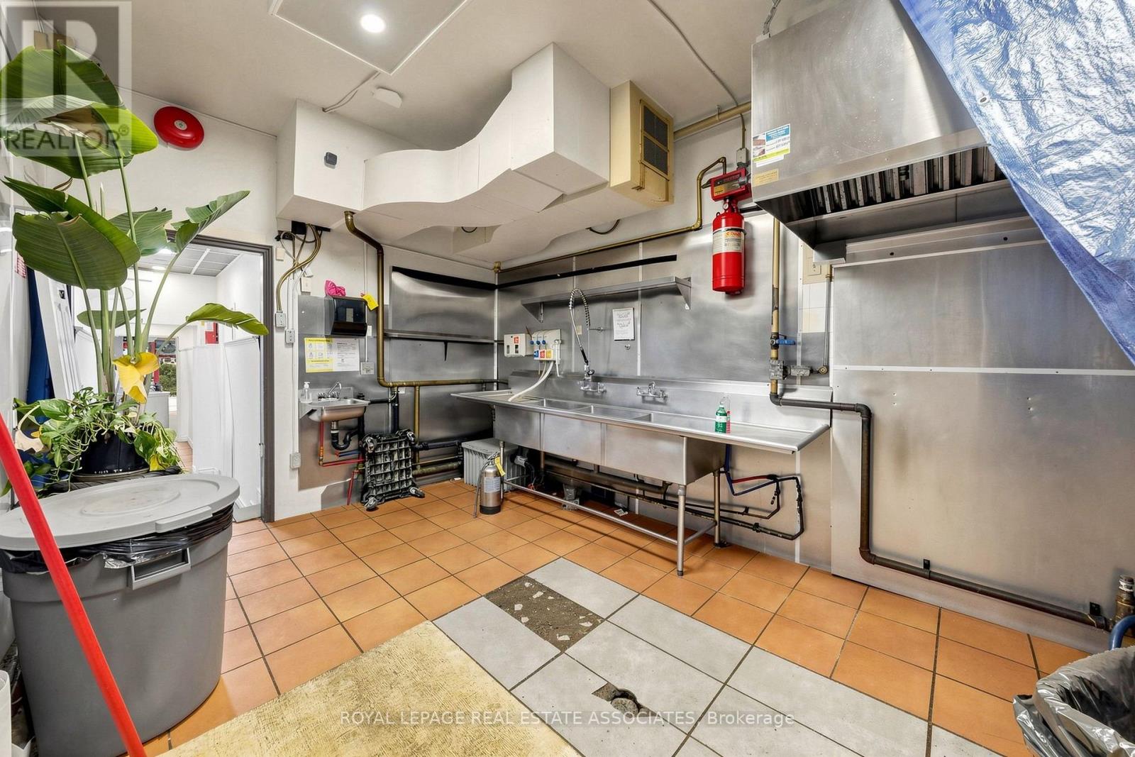 Rear - 592 Queen Street W Property Photo 26