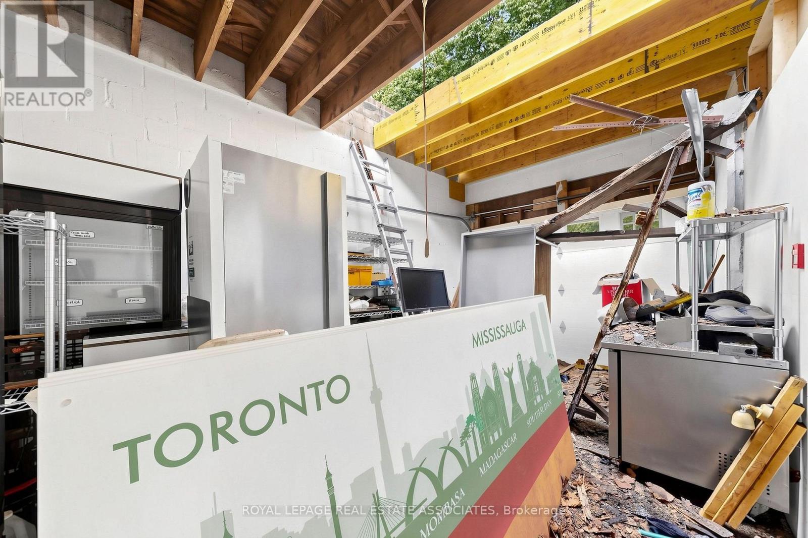 Rear - 592 Queen Street W Property Photo 29