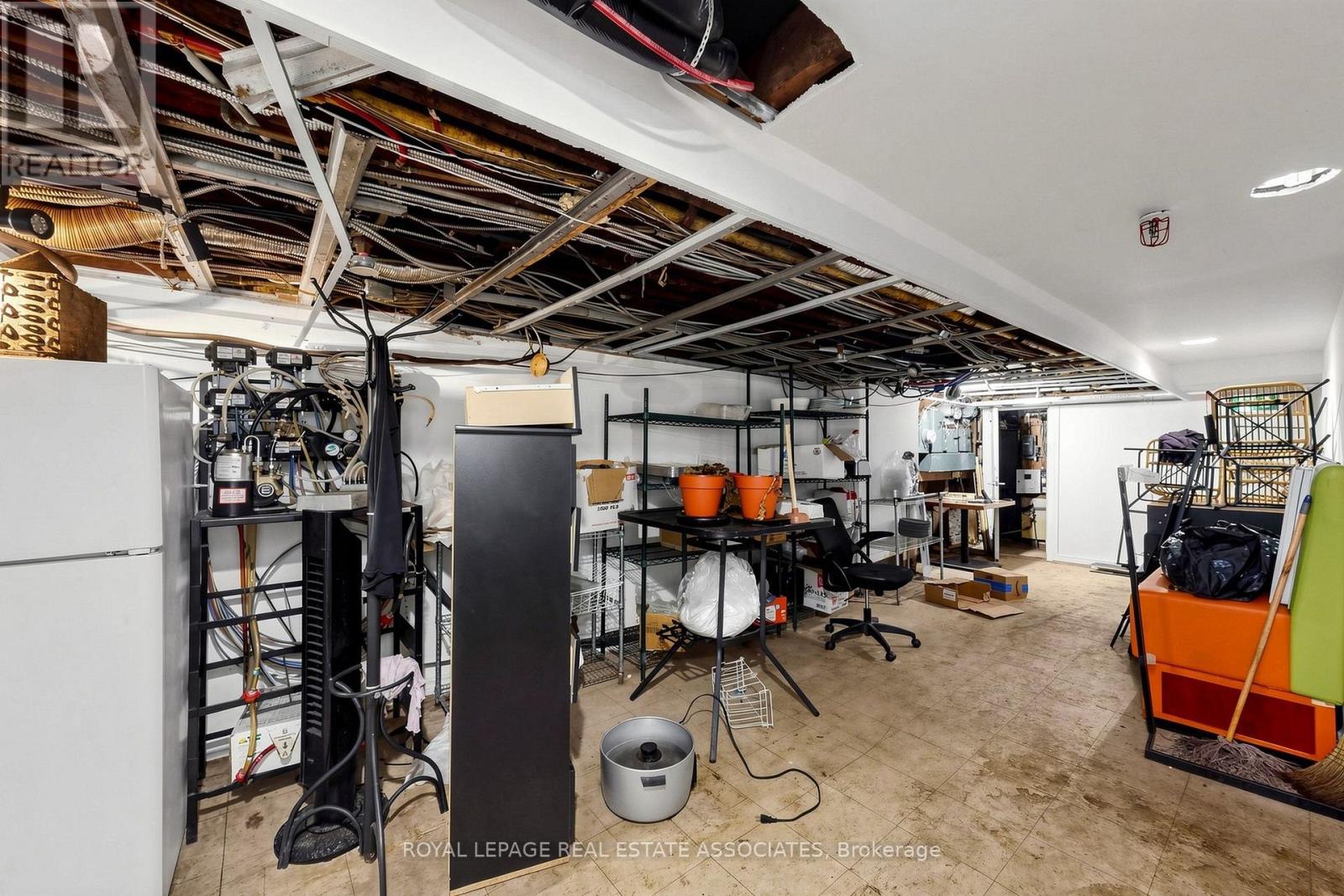 Rear - 592 Queen Street W Property Photo 31
