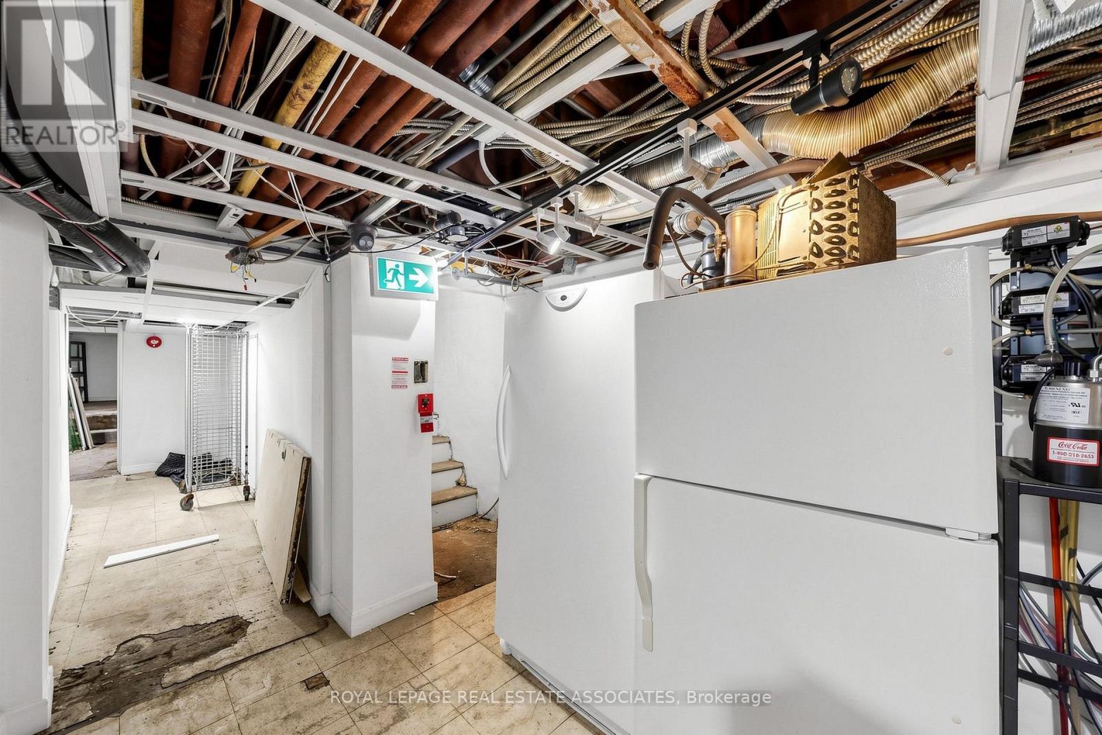 Rear - 592 Queen Street W Property Photo 32