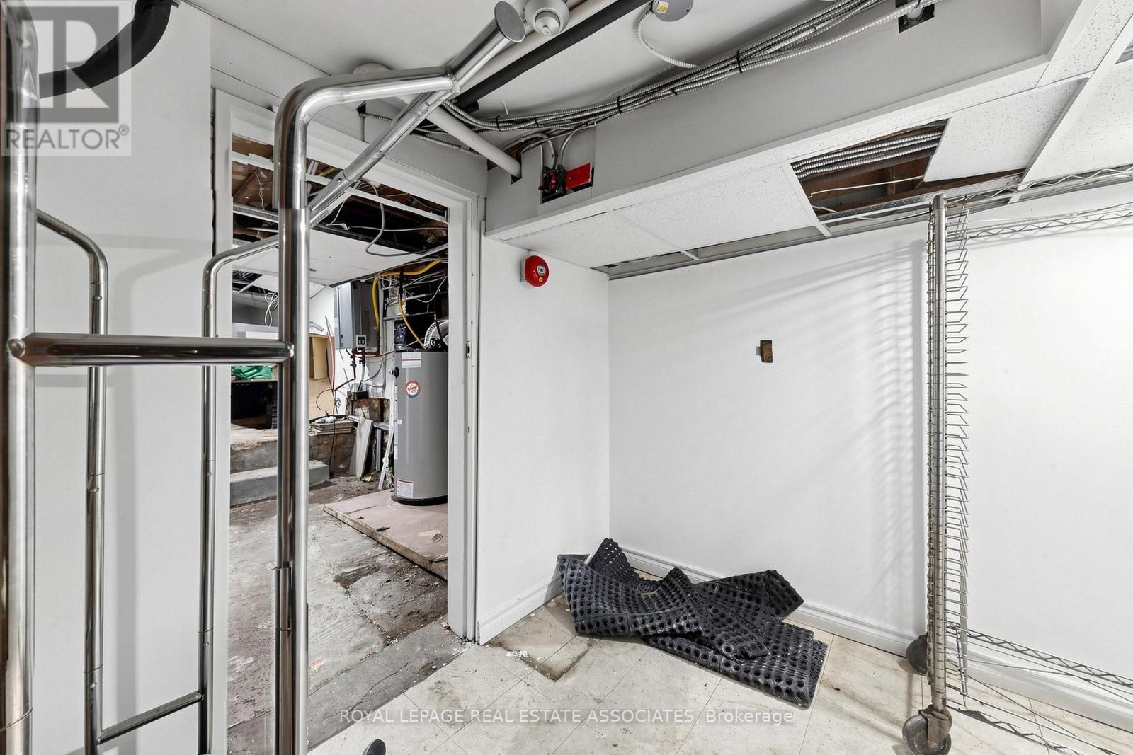 Rear - 592 Queen Street W Property Photo 33