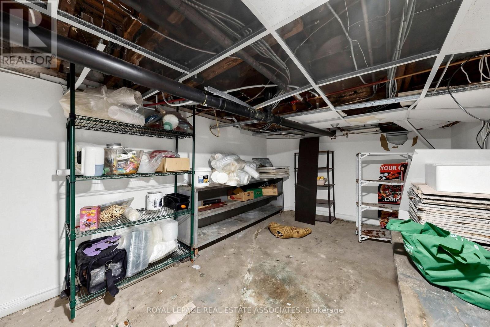 Rear - 592 Queen Street W Property Photo 34