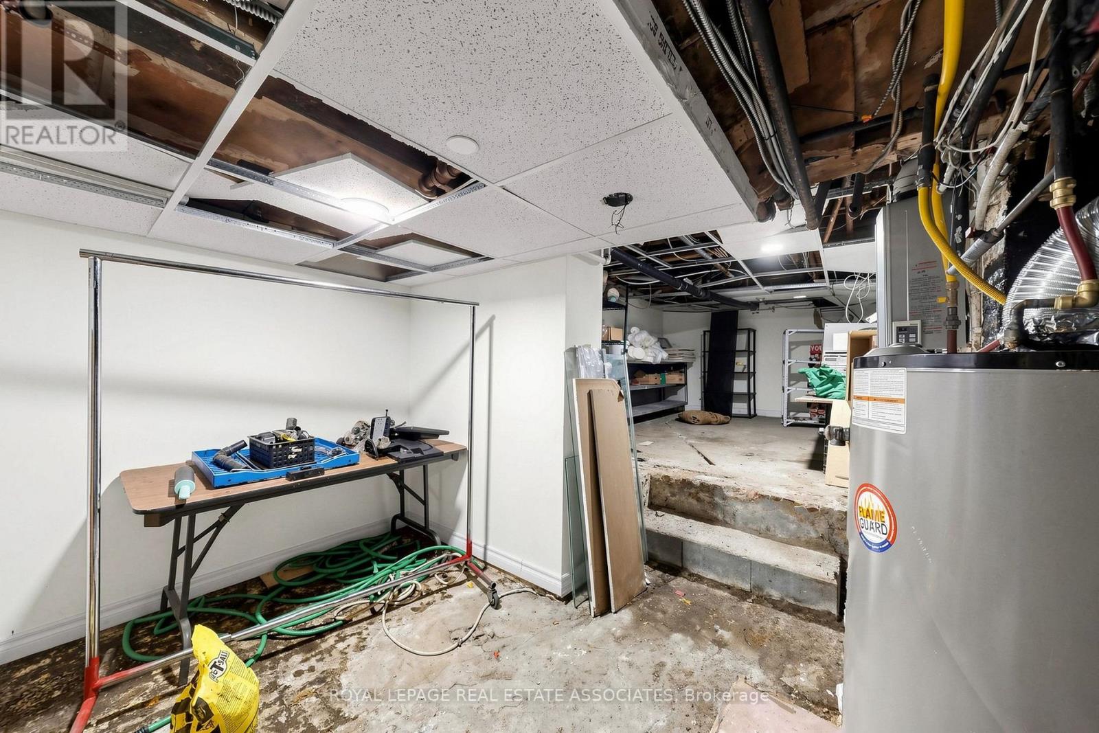 Rear - 592 Queen Street W Property Photo 35