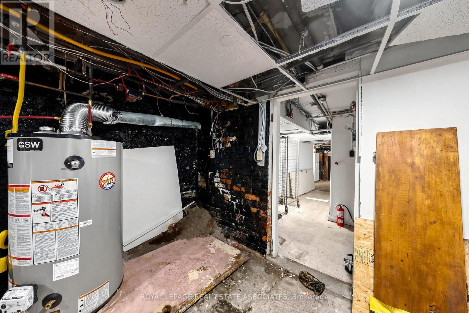 Rear - 592 Queen Street W Property Photo 36