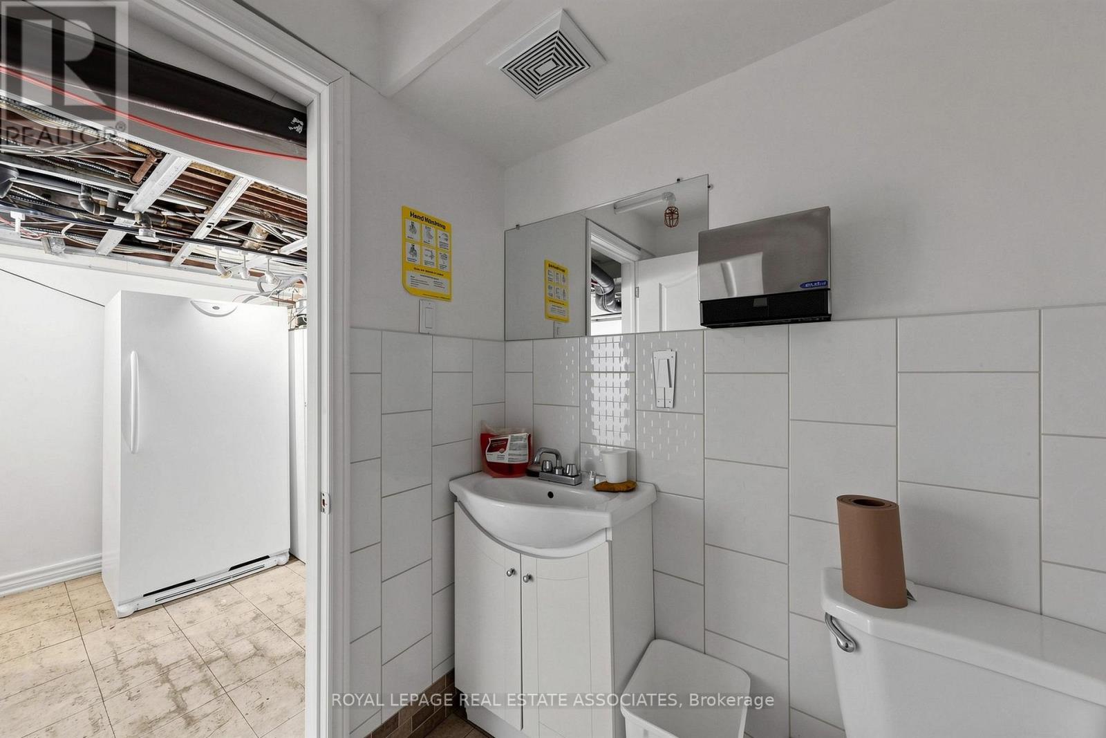 Rear - 592 Queen Street W Property Photo 37