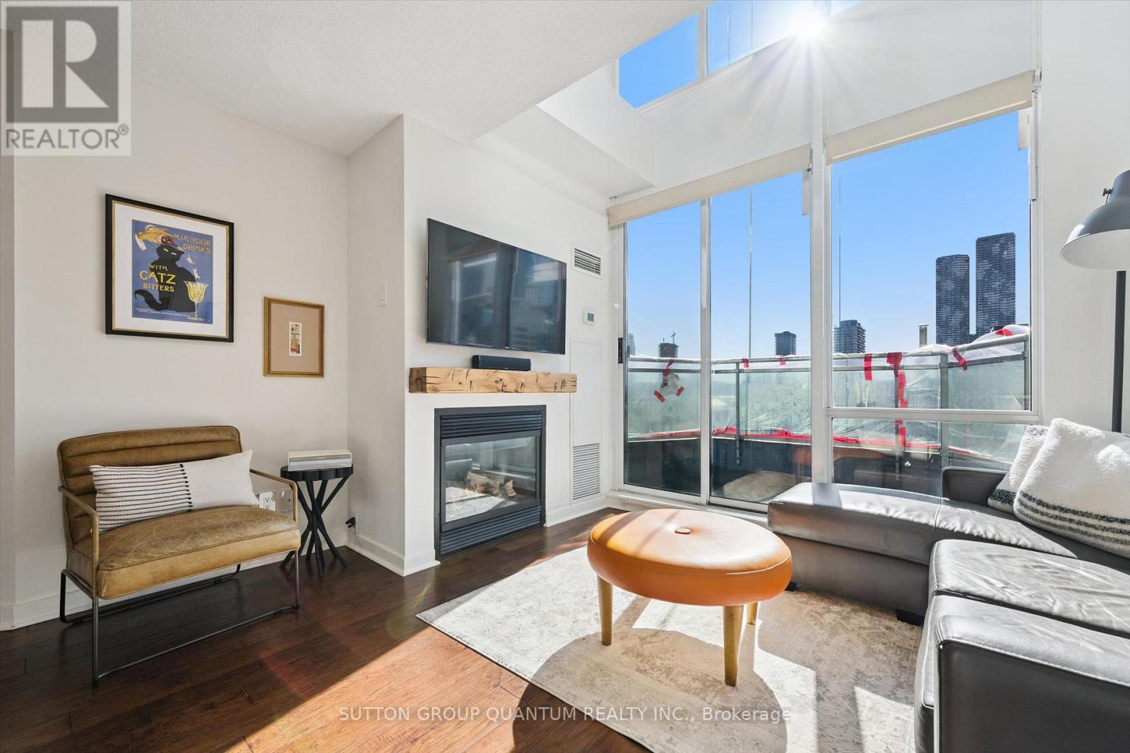 915 - 77 Lombard Street Property Photo 3